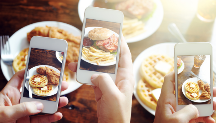 Smartphone che fotografano cibo