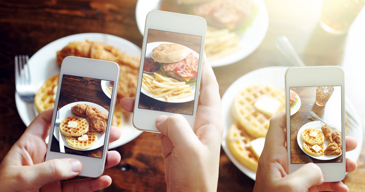 Smartphone che fotografano cibo